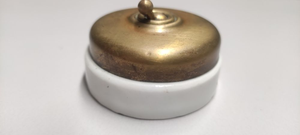 Stary oryginalny wyłącznik  elektryczny - ceramiczny