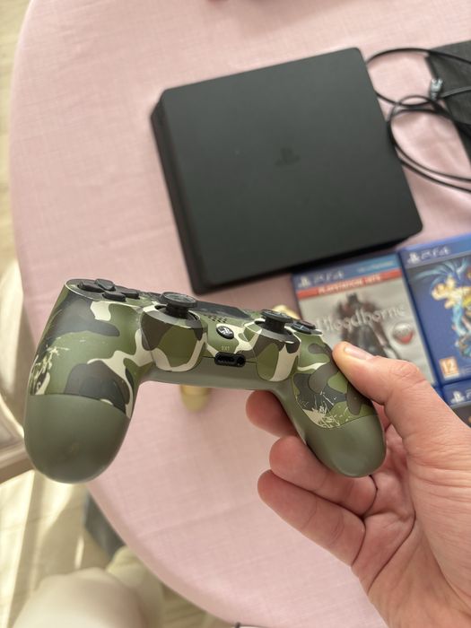 Playstation 4 500 GB + 2 pady graits gry