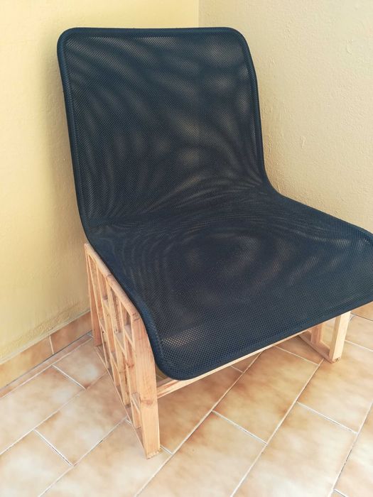 Cadeira em rede com base em madeira