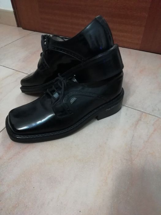 Sapatos em pele novos, Constantinus