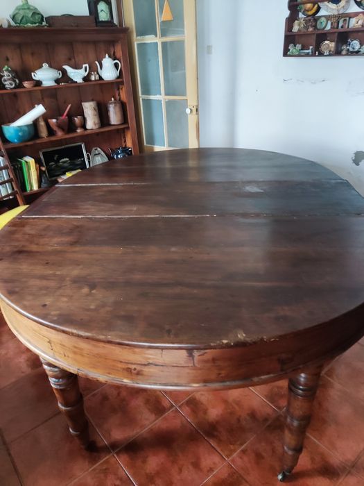 Mesa em castanho