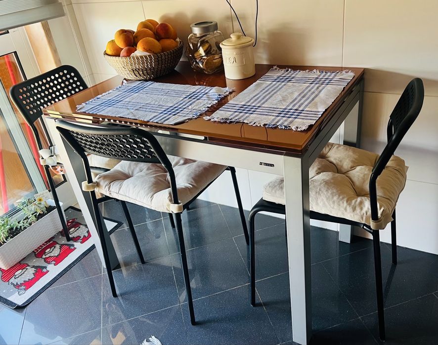 Mesa de cozinha e cadeiras