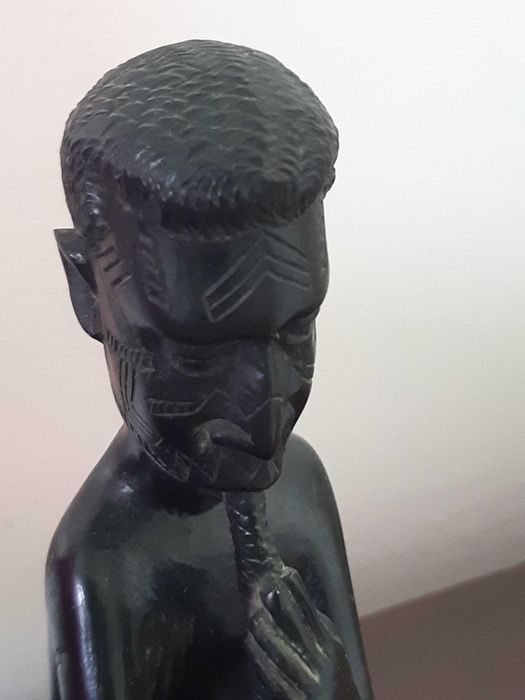 Pequena estatueta em pau preto