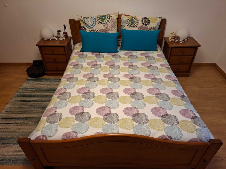Mobília quarto - Cama (com colchão), 2 mesas de cabeceira, cómoda e espelho