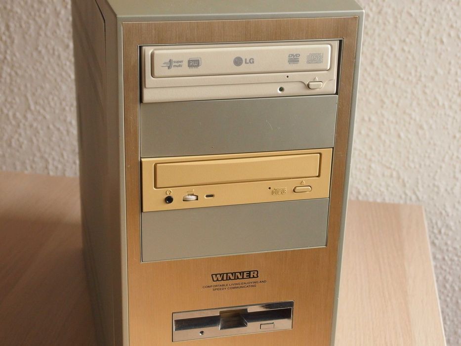 Retro komputer PC Pentium 4 1,5GB RAM Riva TNT2 MSI 865PE