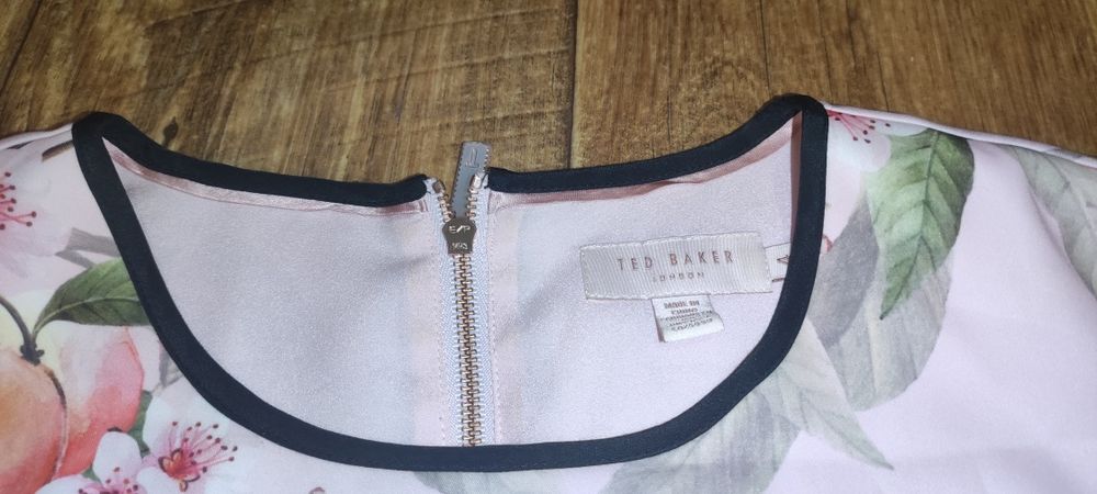 Кофта з бантами  TED Beker з яскравим принтом .