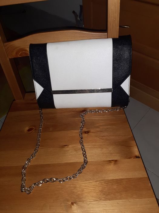 Mala branca e preta á tiracolo ( Aldo )