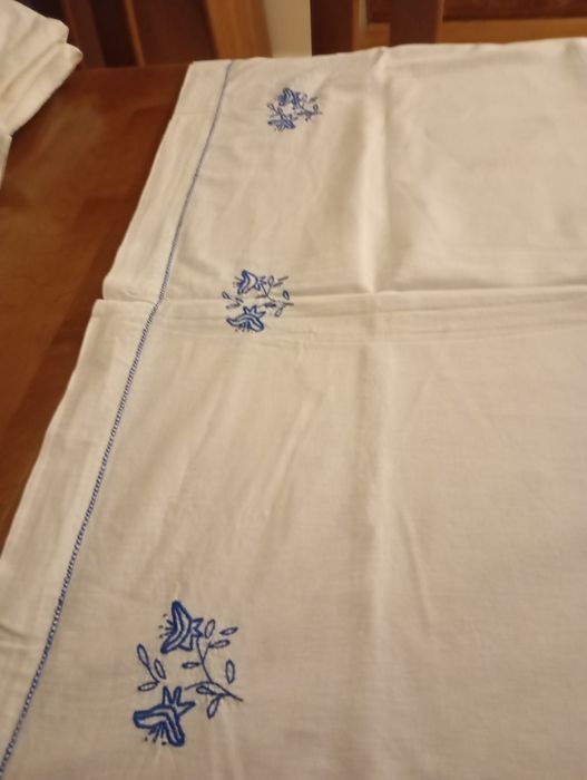 Lençol antigo com bordado azul