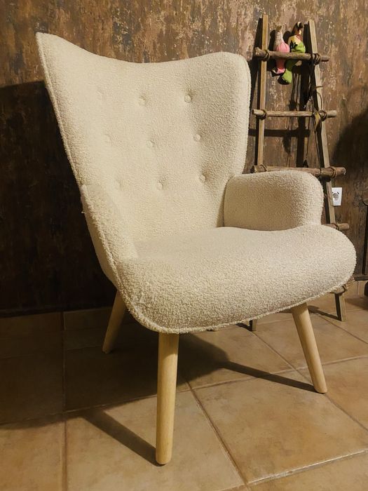 Poltrona  em pelo bege