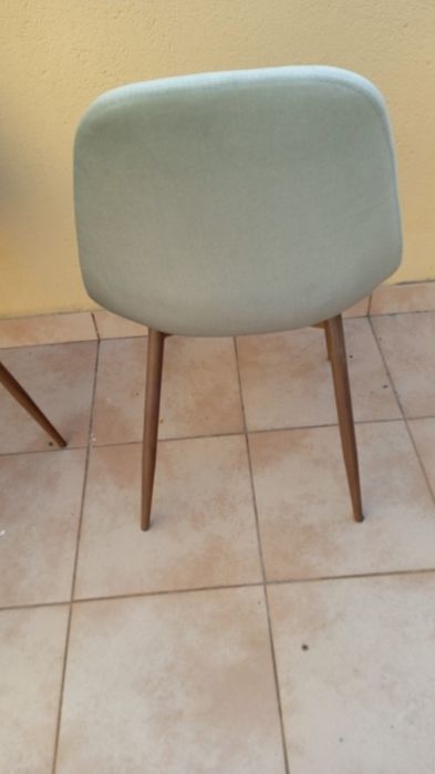 4 cadeiras com estrutura em ferro