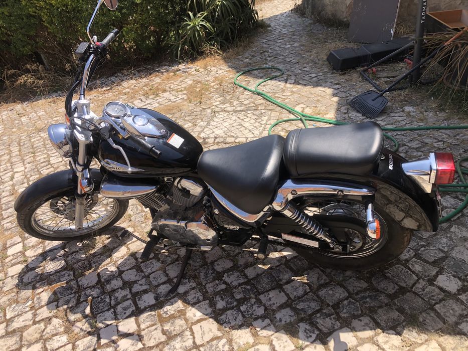 Moto Suzuki intruder 250