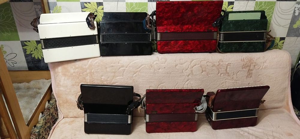 Повний 4/4 акордеон Royal Standard Montana 11+4.