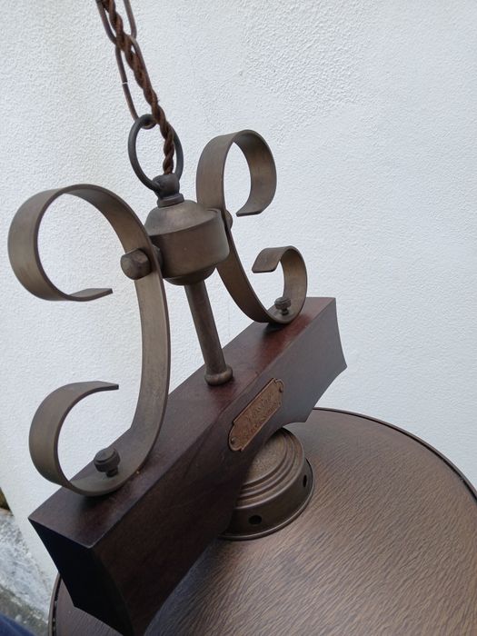Candeeiro rustico sobre mesa