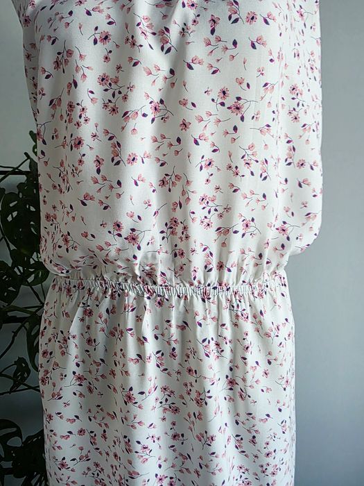 Lekka zwiewna sukienka w drobne kwiatuszki rozmiar 48 / 4XL plus size nowa