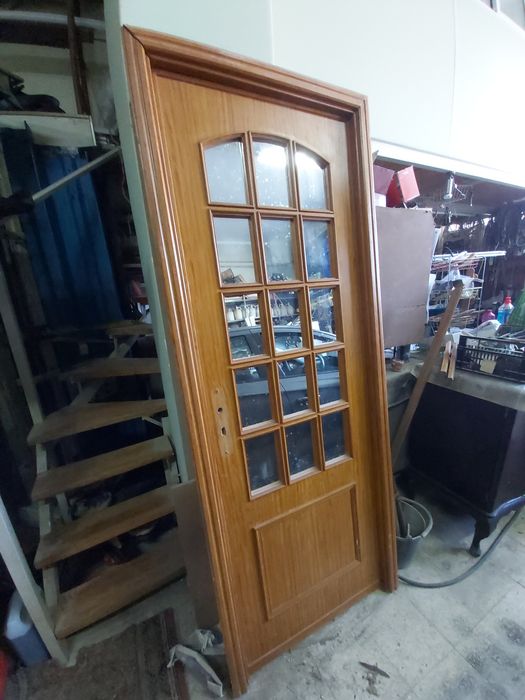 Porta de madeira com aro completo, fechadura e puxador