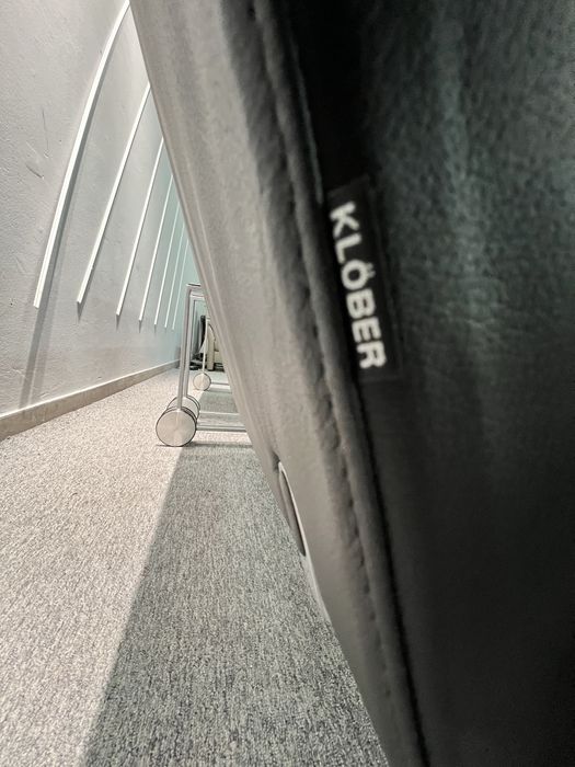 Офіс два крісла два дивани шкіряні два скляні столики