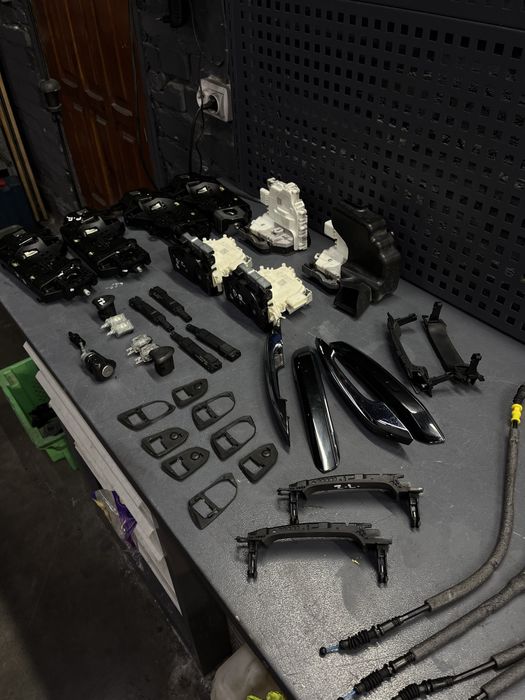 Audi a4 B9 ручка дверей зовнішня замок кронштейн трос датчик