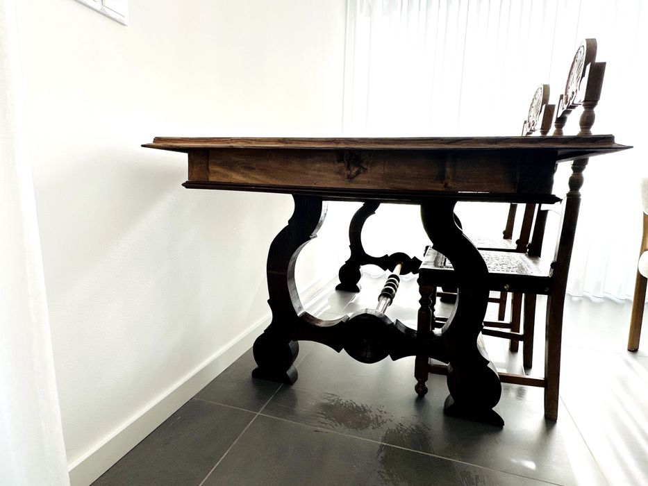 mesa jantar madeira de nogueira com 7 cadeiras