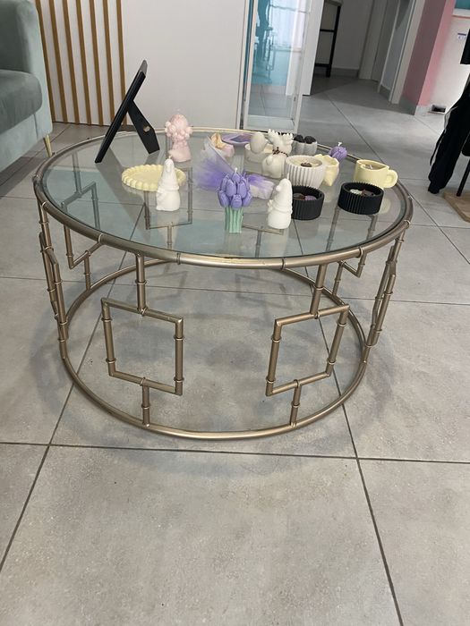 Mesa de centro dourada
