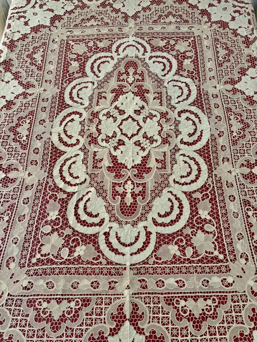 Colcha de renda veneziana com linho bege