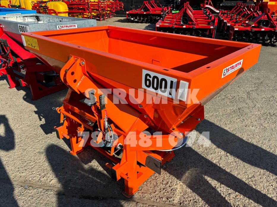 rozsiewacz nawozów/ 2-talerze/ hydraulika/ plandeka/ TYTAN/sulky/altro