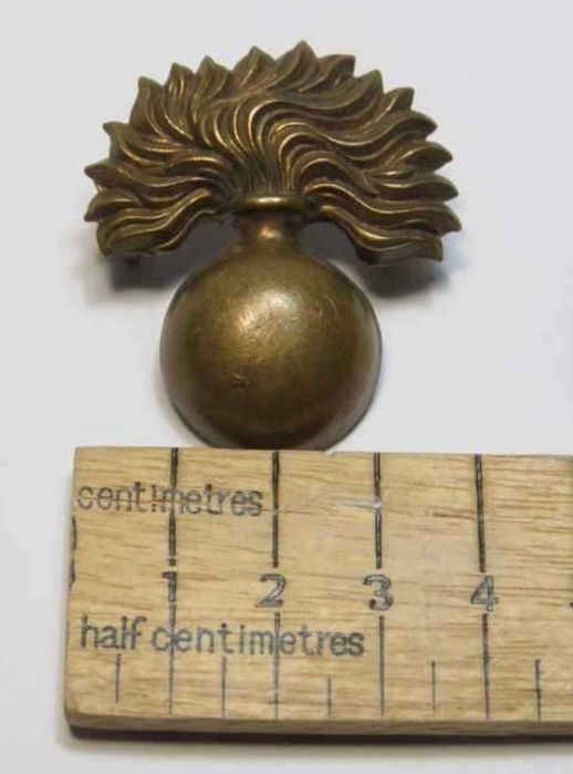 Distintivo de boné original em latão da Guarda Granadeira Britânica (43 mm) - Artigos Militares