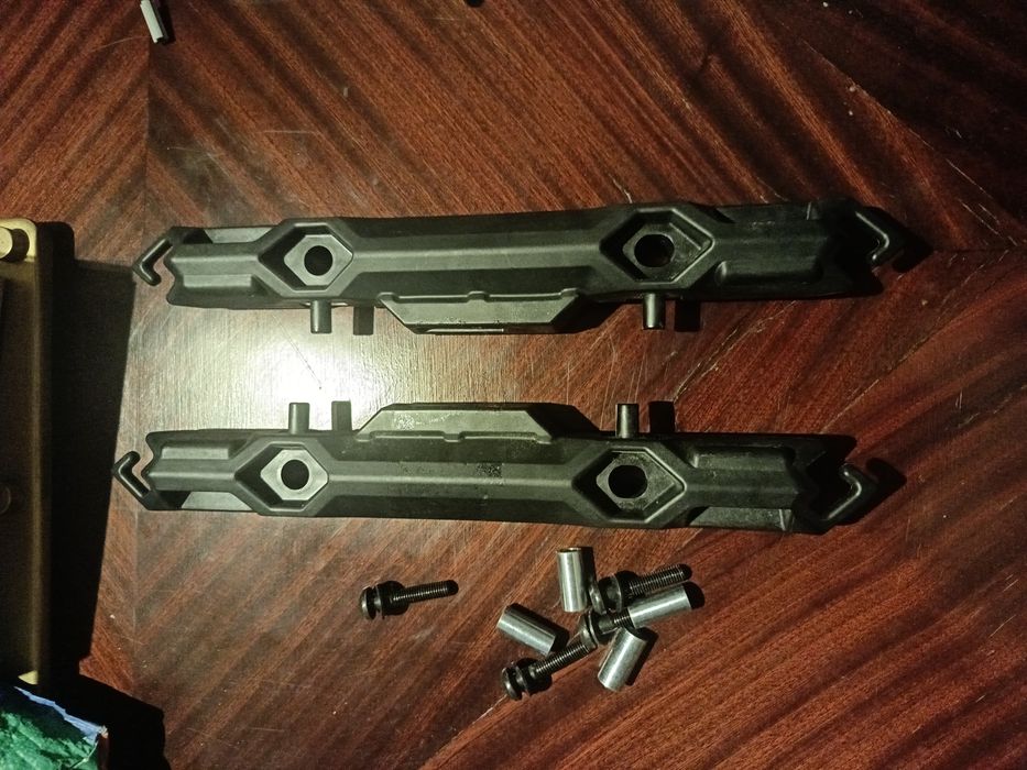 Par de suportes laterais guarda-lamas traseiro (com parafusos e casquilhos) OEM Yamaha MT-09 Tracer 2015 ,
em ótimo estado
