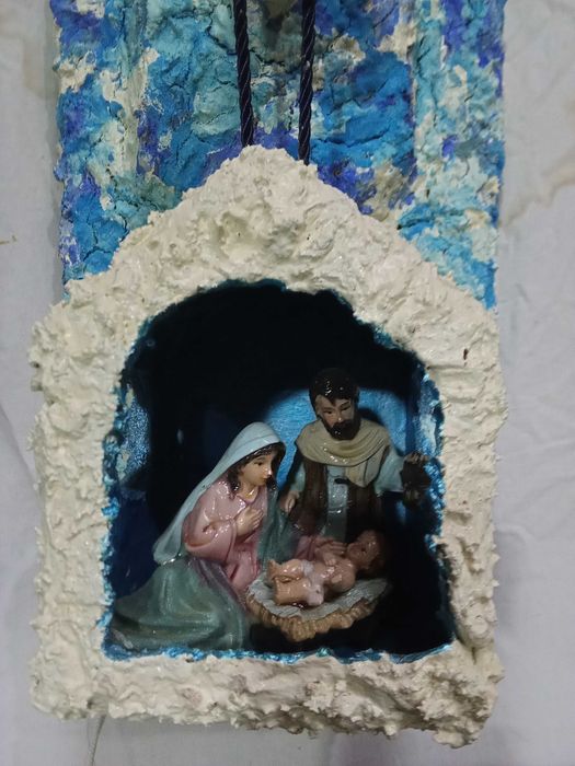 Presépio pequena gruta suportada por base de madeira