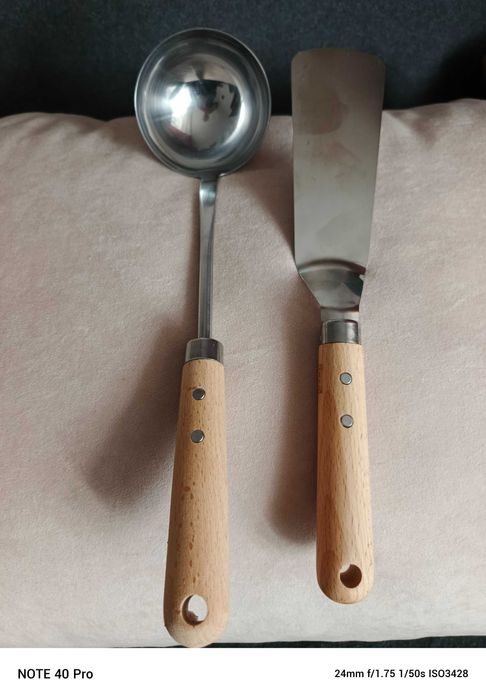 Chochla z łopatką ze stali nierdzewnej.