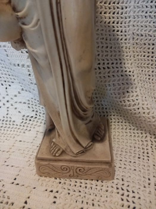 Estátua mulher l