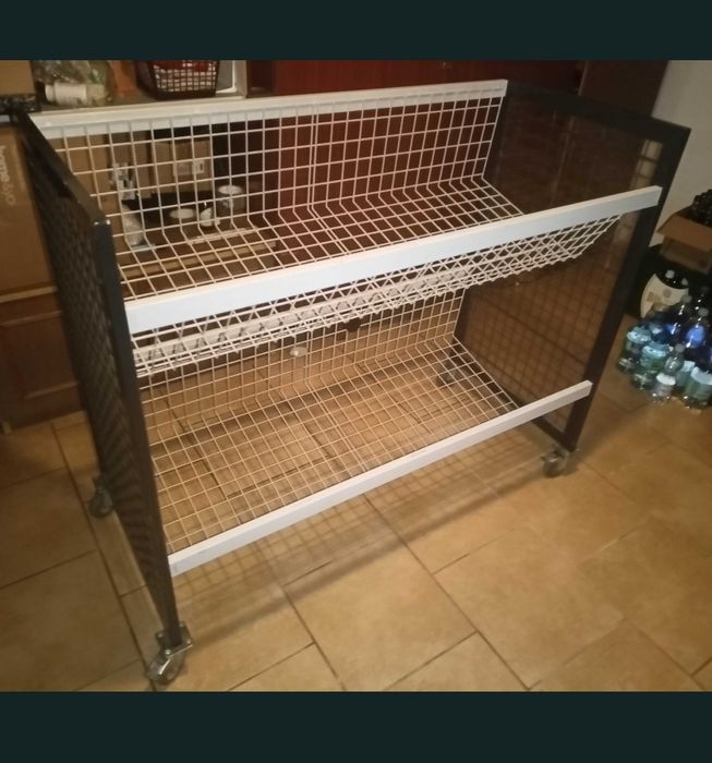 Regał na kółkach z koszami