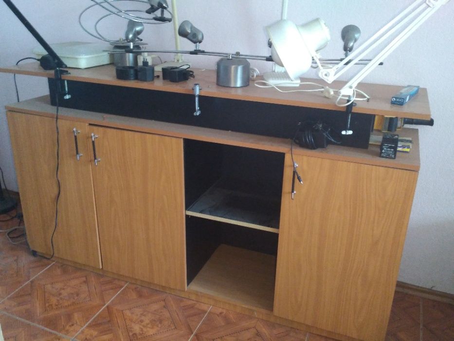 Стол специальный демонстрационный с надстройкой.Срочно.