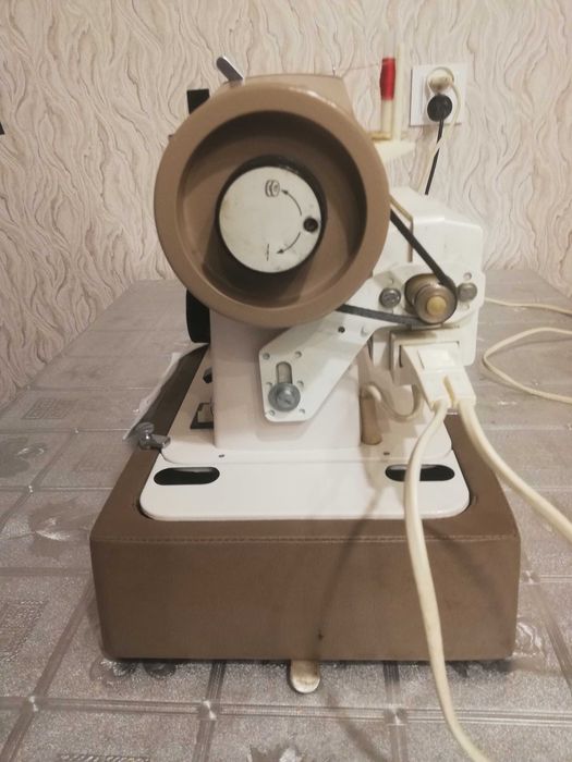 Sprzedam bardzo ładną walizkową maszynę do szycia Łucznik 451