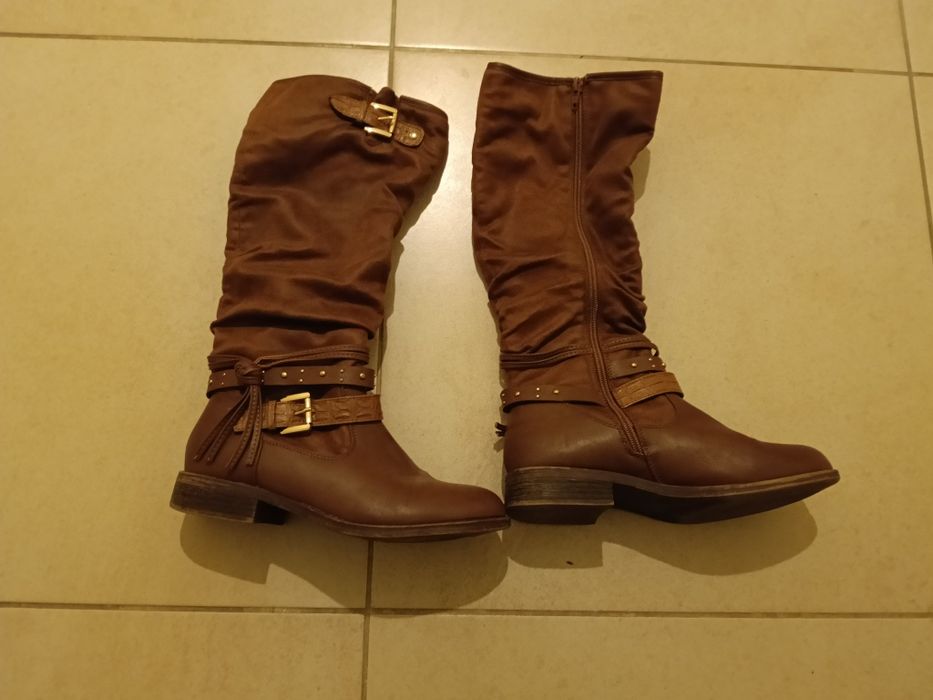 Botas castanhas de m bom estado