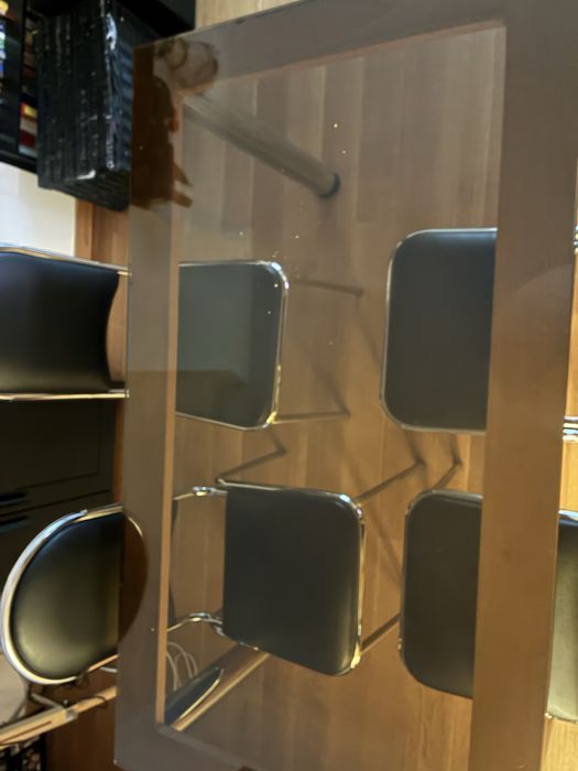 Vendo mesa com tampo de vidro e 4 cadeiras