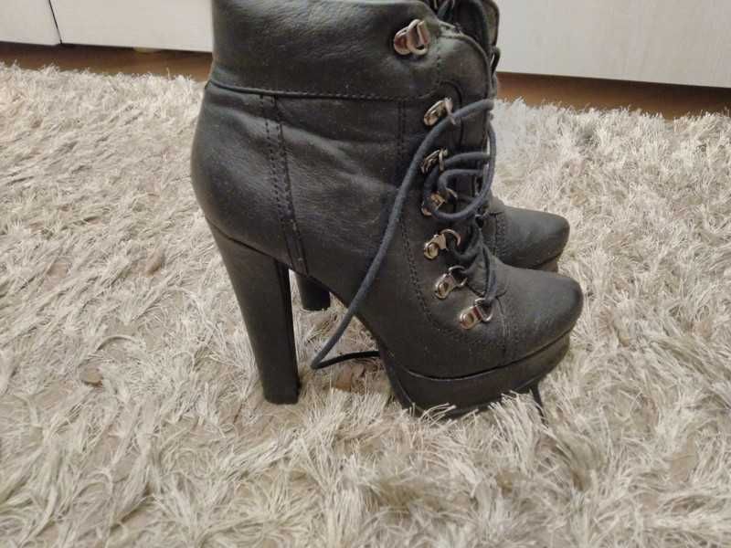 Czarne buty na korku, zawiązywane 35