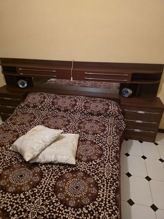 Cama com cabeceira e mesinhas