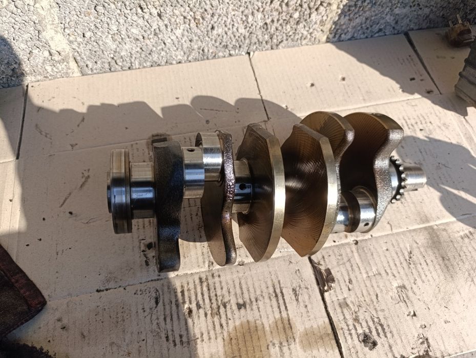 Колінвал коленвал 2.4 V6 Audi A6 c5 A4 B5 B6 Ауді