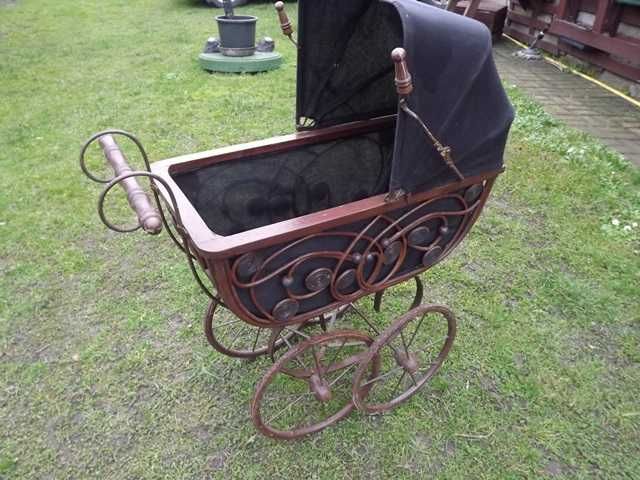 Stary wózek do lalek -Antyk