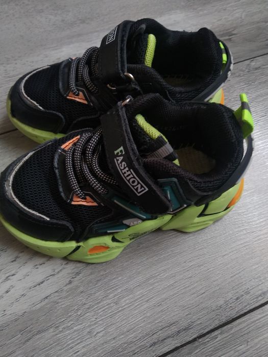 Продам кросівки для хлопчика стелька 14см(стан на фото)