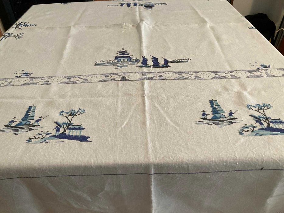 Toalha em linho bordada a ponto cruz