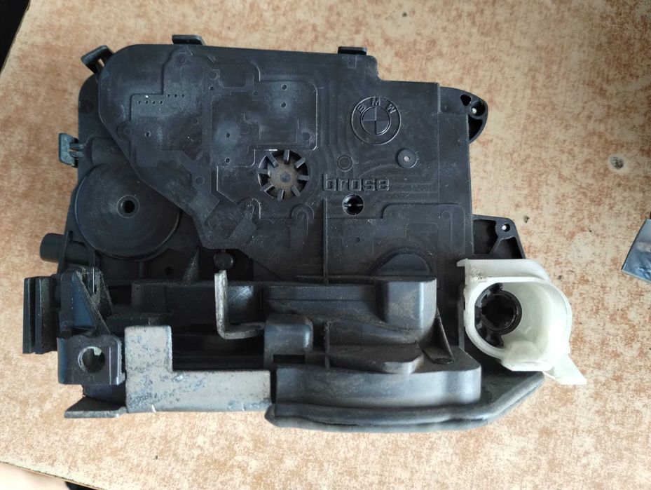 zamek lewy przód BMW E90 E91 7 pinów