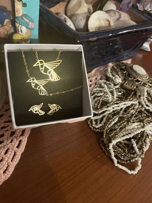 Śliczny komplet bizuterii z kolibrami