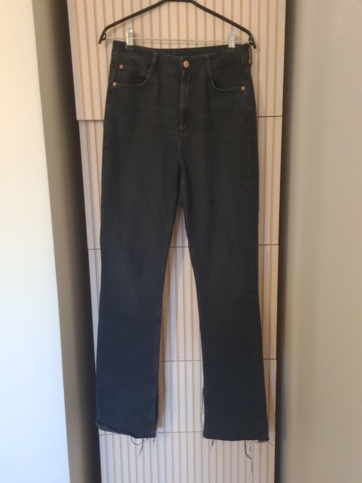 Czarne jeansy dzwony Zara