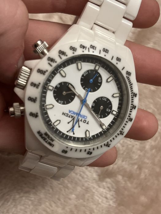 Годиник унісекс дуже стильно виглядає , він керамічний