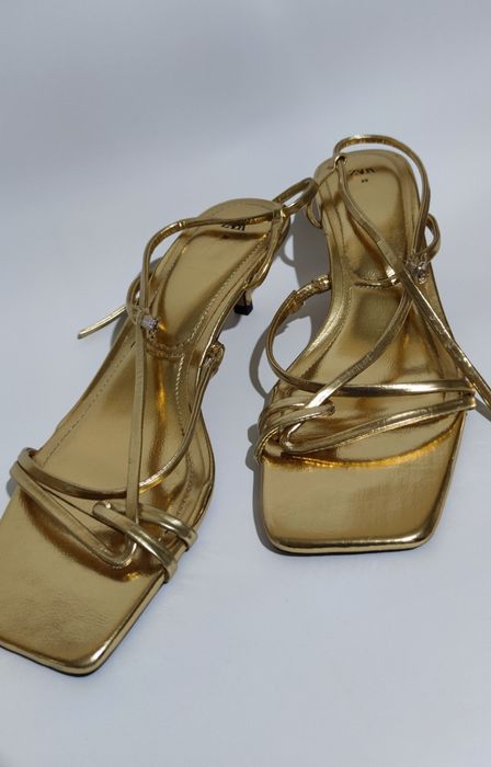 Босоніжки ZARA. Розмір 39. Колір золотистий.