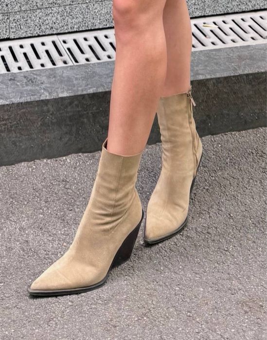 Казаки Zara з натуральної замші