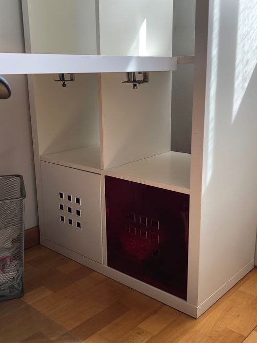 armário decorativo e para sustentar secretária