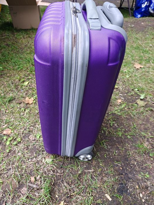 Mała walizka podróżna na dwóch kółkach wysokość ok 50 cm