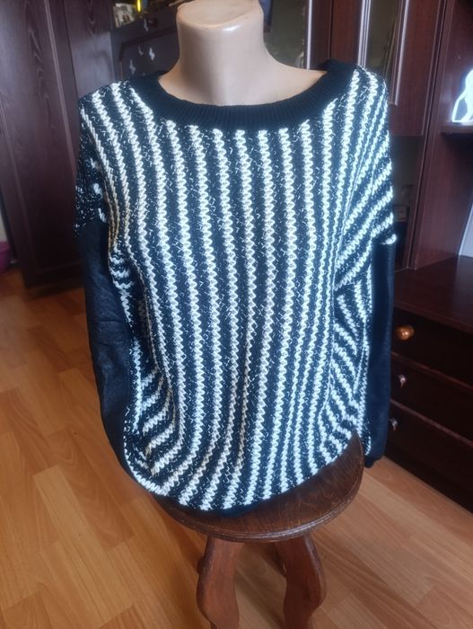 Стильний жіночий светр у чорно-білому кольорі